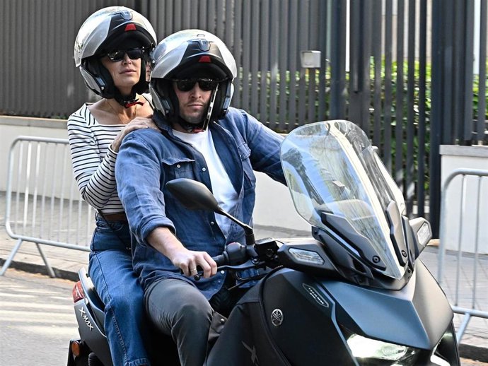Tamara Falcó E Iñigo Onieva Llegan En Moto A La Reunión Familiar