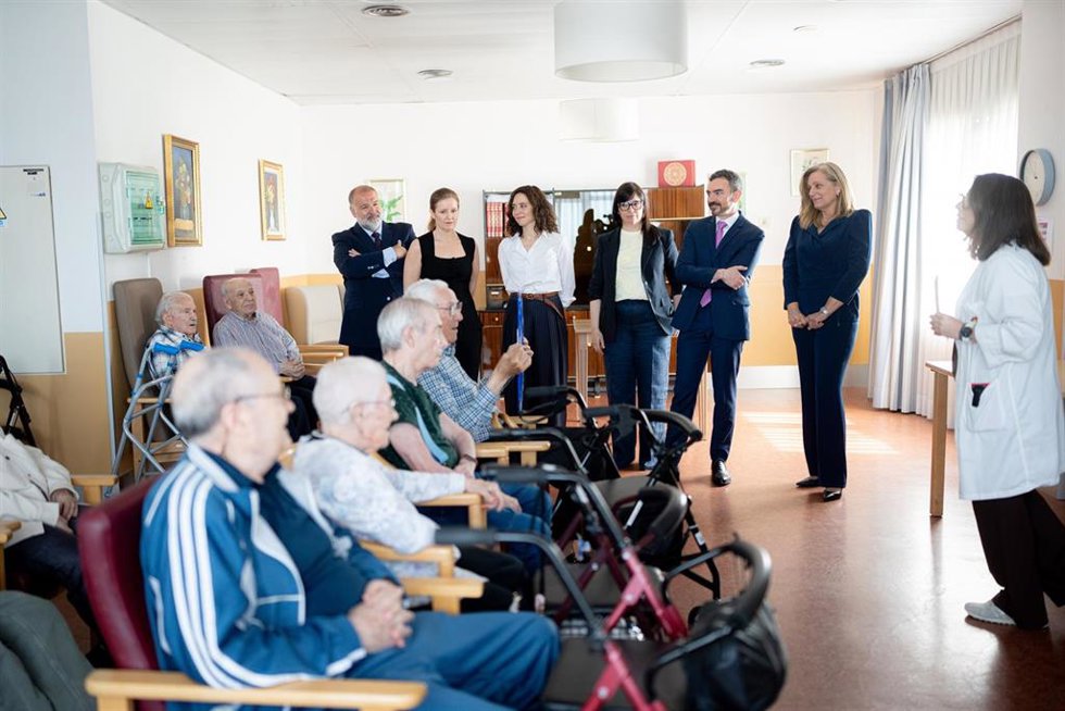 La presidenta de la Comunidad de Madrid, Isabel Díaz Ayuso, presenta el Plan Residencias 40-40 del Gobierno regional, a 27 de abril de 2026, en Madrid (España). El plan prevé la apertura de 40 nuevas residencias y 40 nuevos centros de día, con unidades de