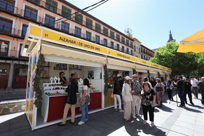 La Plaza de Zocodover de Toledo acoge hasta el 3 de mayo la II edición de la feria de artesanía MIA