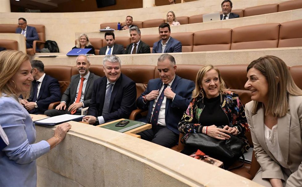 La presidenta de Cantabria, María José Sáenz de Buruaga, junto a varios consejeros y a la presidenta del Parlamento, María José González Revuelta, al inicio del pleno de aprobación de los Presupuestos Generales de Cantabria