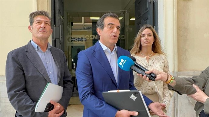 El cabeza de lista de Vox por Málaga a las elecciones andaluzas, Antonio Sevilla, atiende a los medios.