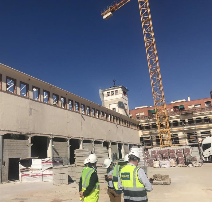 Archivo - Plaza exterior de la antigua fábica de ascensores Giesa, con la grúa y la emblemática torre al fondo