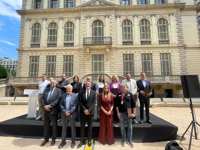Fotografía de familia tras la firma del nuevo protocolo contra los efectos del calor en el trabajo