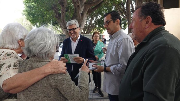 El secretario general del PSOE de Málaga y candidato a las próximas elecciones andaluzas, Josele Aguilar, en un reparto en Campanillas