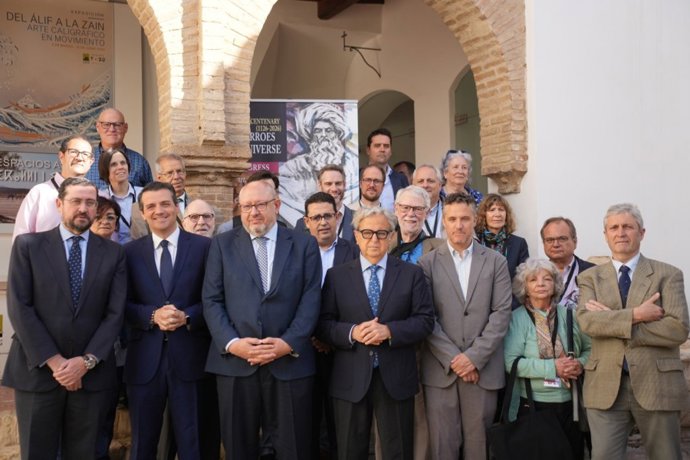 Las autoridades, junto a los ponentes que participan en la primera jornada del congreso internacional sobre Averroes que se celebra en la sede de Casa Árabe en Córdoba.