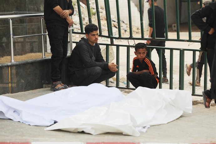 Palestinos junto a los cadáveres de varios muertos por ataques de Israel en abril de 2026, a pesar del alto el fuego pactado en octubre de 2025 en la Franja de Gaza (archivo)