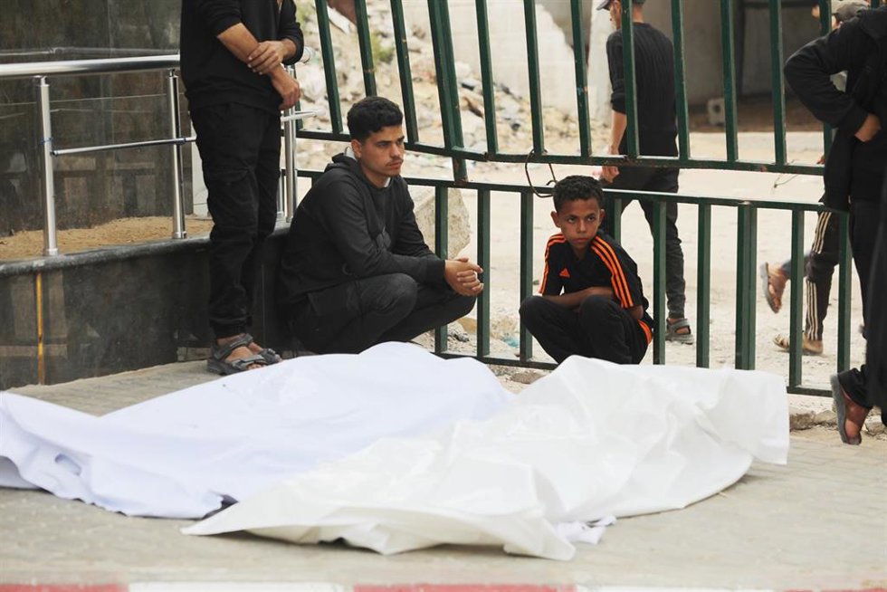 Palestinos junto a los cadáveres de varios muertos por ataques de Israel en abril de 2026, a pesar del alto el fuego pactado en octubre de 2025 en la Franja de Gaza (archivo)