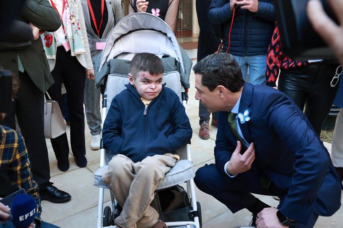 Archivo - El presidente de la Junta de Andalucía, Juanma Moreno, junto a Leo García, el joven sevillano de 12 años afectado por epidermólisis bullosa, enfermedad genética rara y sin cura, la conocida como piel de mariposa, tras haber mantenido una reunión