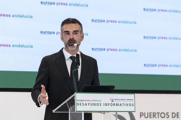 El presidente del PP de Almería y candidato al Parlamento de Andalucía, Ramón Fernández-Pacheco, participa en el desayuno informativo de Europa Press Andalucía celebrado en la sala Varadero de la Autoridad Portuaria.
