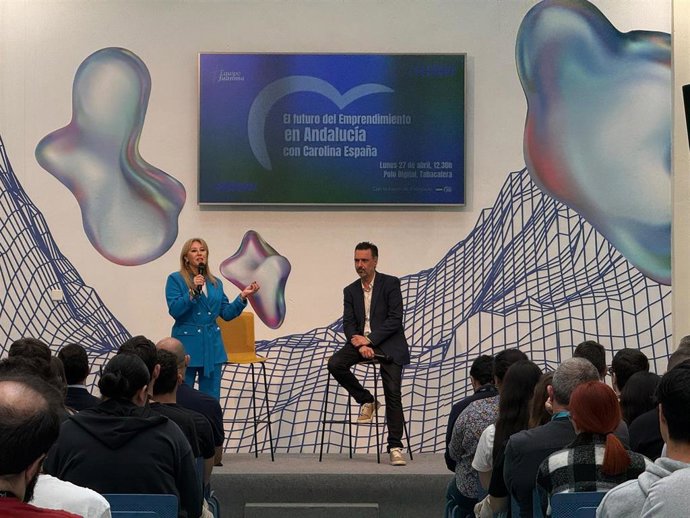 La presidenta del Comité Electoral del PP de Málaga y candidata a las elecciones autonómicas, Carolina España, junto al vicesecretario de Estrategia Tecnológica y Sociedad del Futuro del PP-A, Raúl Jiménez.