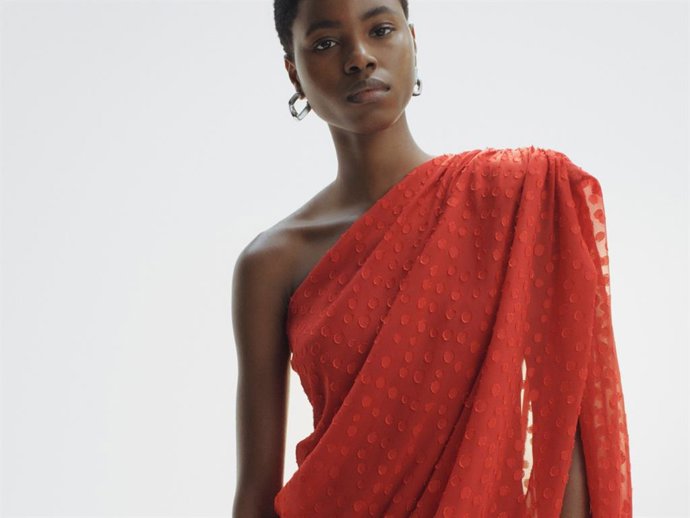 Este es el vestido rojo de Stella McCartney que amarán las invitadas y podremos comprar por menos de lo que imaginas