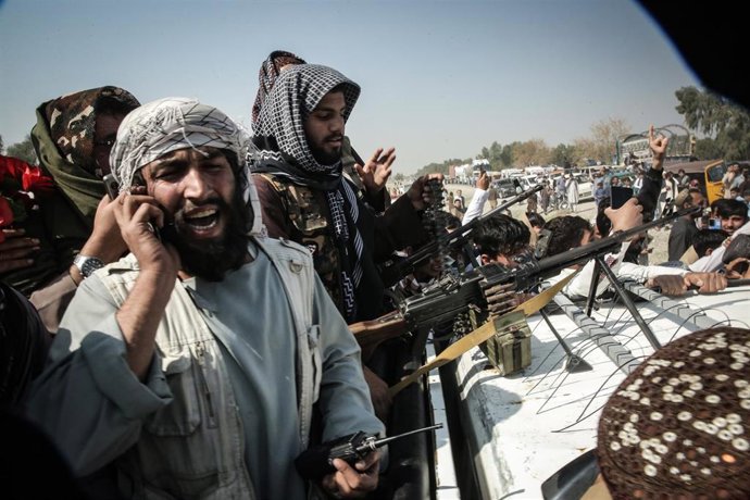 Archivo - Combatientes talibanes viajan en un vehículo blindado en un puesto de control cerca del paso fronterizo de Torkham, entre Pakistán y Afganistán