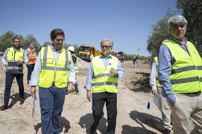 El presidente de la Diputación de Córdoba, Salvador Fuentes (centro), visita las obras que se están realizando en el primer tramo de la ETAP Iznájar-Los Prietos.