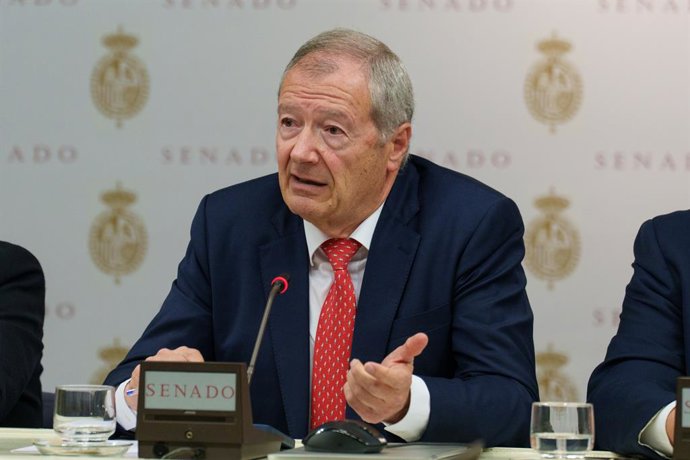 El presidente de la Comisión de Investigación de Accidentes Ferroviarios (CIAF), Ignacio Barrón de Angoiti, durante una comparecencia ante la Comisión de Investigación en el Senado