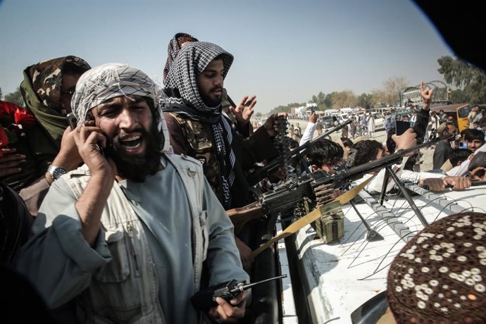 Archivo - 28 February 2026, Afghanistan, Torkham: Taliban fighters ride on an armoured vehicle at a checkpoint near Torkham border crossing between Pakistan and Afghanistan. Photo: Sami Jan/dpa