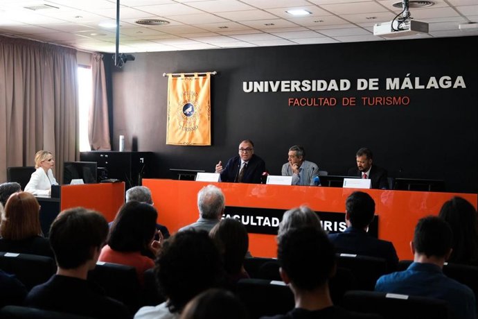 Arturo Bernal en la Semana de Turismo de la UMA