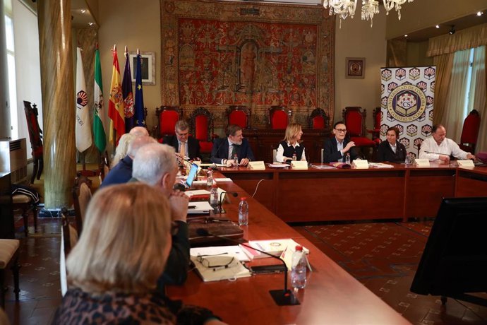 El consejero de Universidad, Investigación e Innovación, José Carlos Gómez Villamandos (3d), participa en Córdoba en el pleno extraordinario del Foro de Consejos Sociales de Universidades Públicas de Andalucía.