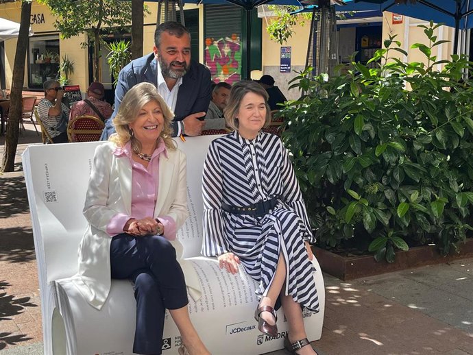 Inauguración de uno de los nuevos 26 libros-banco en Madrid