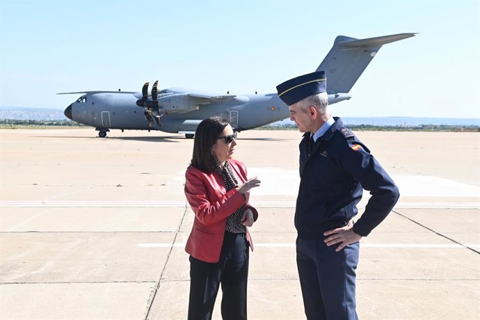 La ministra de Defensa, Margarita Robles, visita la base aérea de Zaragoza, a 27 de abril de 2026, en Zaragoza, Aragón (España). Esta visita forma parte de su agenda de trabajo para el seguimiento de la situación de los miembros de las Fuerzas Armadas.
