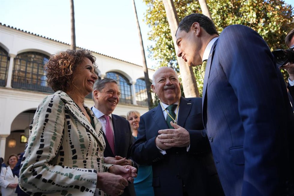 Archivo - La candidata a la Junta de Andalucía del PSOE-A, María Jesús Montero, saluda al presidente de la Junta de Andalucía, Juanma Moreno (d) a su llegada al acto del Día de Andalucía. A 28 de febrero de 2026. (Foto de archivo).