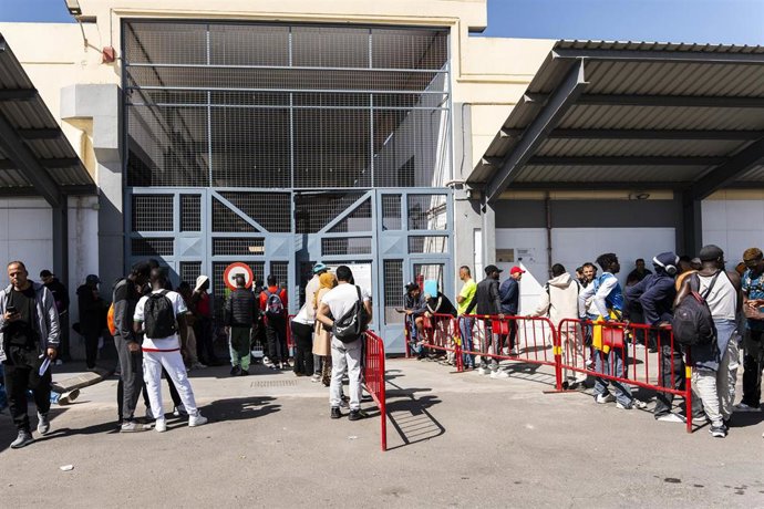 Inicio de la atención a inmigrantes en sus trámites para la regularización en el Puerto del Almería. 
