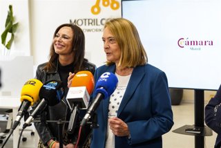 La consejera de Fomento, Articulación del Territorio y Vivienda, Rocío Díaz, durante la reunión con los representantes de la Cámara de Comercio de Motril en el salón de plenos de la Cámara de Comercio de Motril-Coworking Motril Conecta.