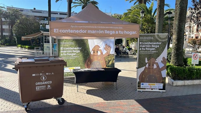 Carpa informativa sobre la implantación del quinto contenedor.