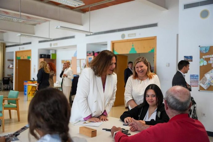 La consellera de Salud, Manuela García, y la consellera insular de Educación y Bienestar Social de Formentera, Cristina Costa, en su visita a la residencia de es Brolls.