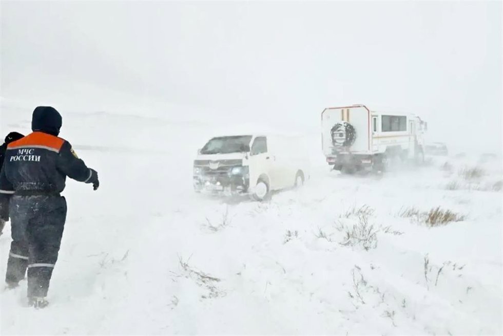 Los servicios de emergencia rusos rescatan un coche atascado en medio de una fuerte nevada en la carretera federal A350 Chita-Zabaikalsk.
