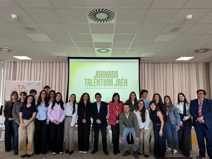 Encuentro con jóvenes beneficiarios del programa Talentium Jaén.