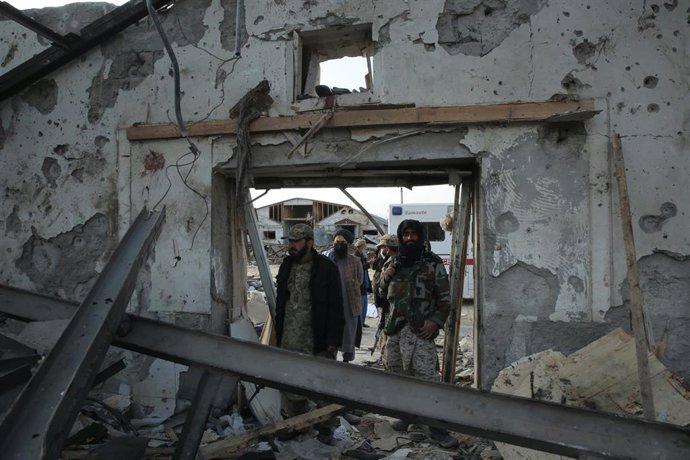 Archivo - Fuerzas de seguridad talibán recorren los escombros de un edificio tras un ataque en Kabul, en Afganistán