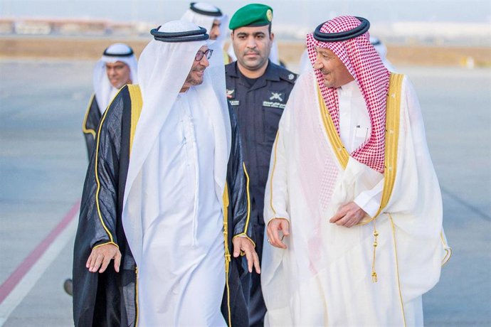 Archivo - El asesor presidencial emiratí Anwar Gargash, en la izquierda de la foto, durante una visita a Arabia Saudí.