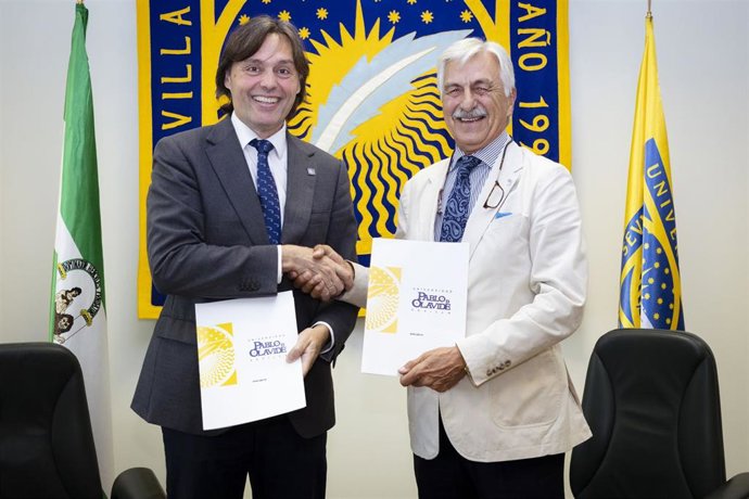El rector de la UPO, Francisco Oliva, y el presidente de la Asociación ELA Andalucía (d), Francisco Javier Pedregal, tras el acuerdo de colaboración.