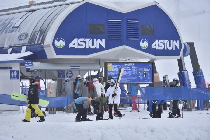 Archivo - Varias personas en las inmediaciones del remonte, en el día que comienza la temporada de esquí, en la estación de Astún, a 3 de diciembre de 2022, en xx, Huesca, Aragón (España). Hoy se ponen en marcha las estaciones de esquí de Astún, Candanchú