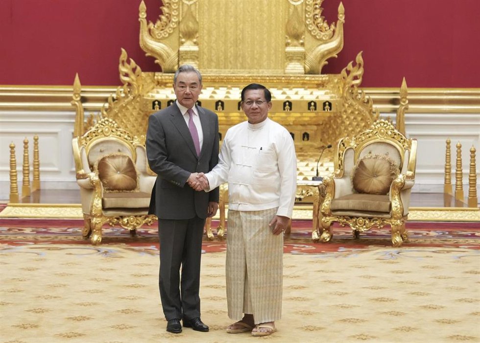 El líder de la junta militar y presidente de Birmania, Min Aung Hlaing, junto al ministro de Exteriores de China, Wang Yi.