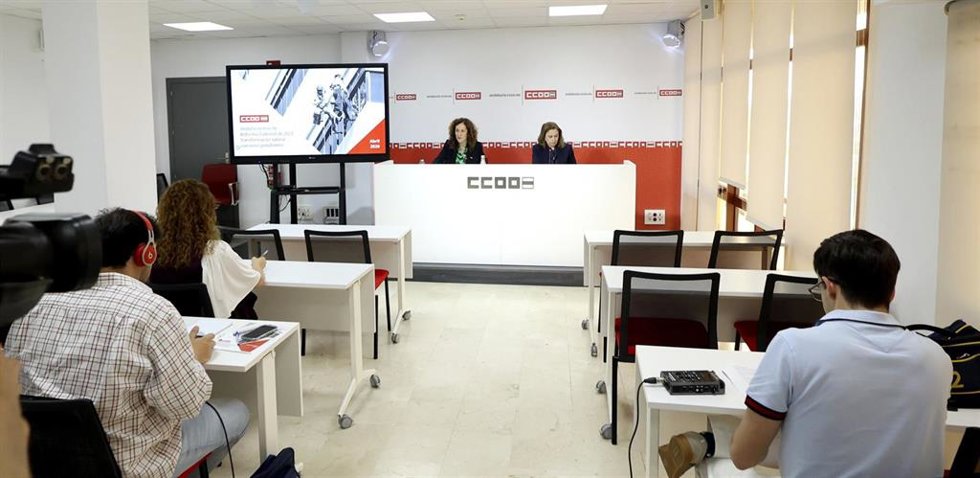 La secretaria general de CCOO de Andalucía, Nuria López y la secretaria de Empleo de CCOO de Andalucía, Trinidad Gallardo, en la presentación del informe sobre el impacto de la reforma laboral en Andalucía.