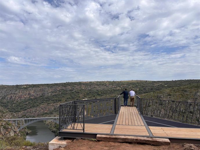El vicepresidente primero de la Diputación de Zamora y diputado de Educación, Cultura y Turismo, Víctor López de la Parte, y el alcalde de Villadepera, José Ignacio Isidro, en el mirador.