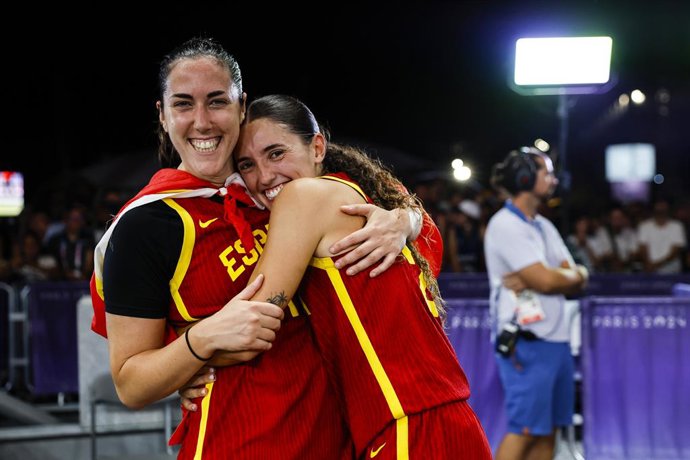 Archivo - Arquivo - Vega Gimeno, da Espanha, e Juana Camilion, da Espanha, posam durante a final feminina do basquete 3x3 entre Espanha e Alemanha, na La Concorde 1, durante os Jogos Olímpicos de Paris 2024, em 5 de agosto de 2024, em Paris, França.