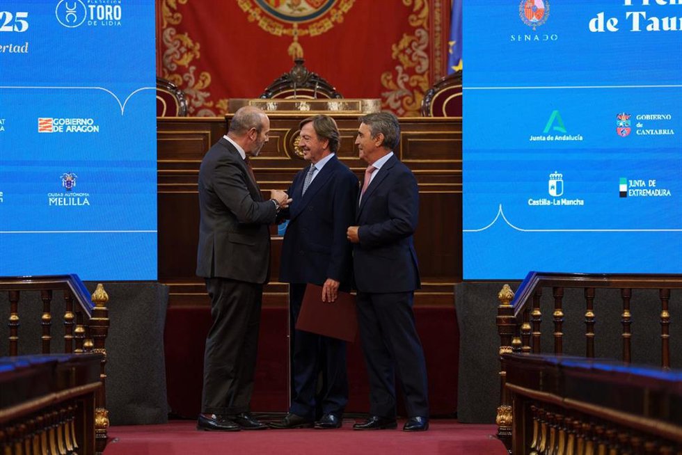 (i-d) El presidente del Senado, Pedro Rollán, el torero Curro Vázquez, y el ganadero Victorio Martín, durante el acto de entrega del Premio Nacional de Tauromaquia, a 27 de abril de 2026, en Madrid (España).