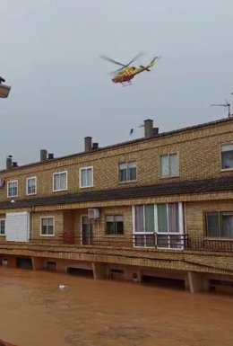 Archivo - Un helicóptero sobre Utiel el 29 de octubre de 2024