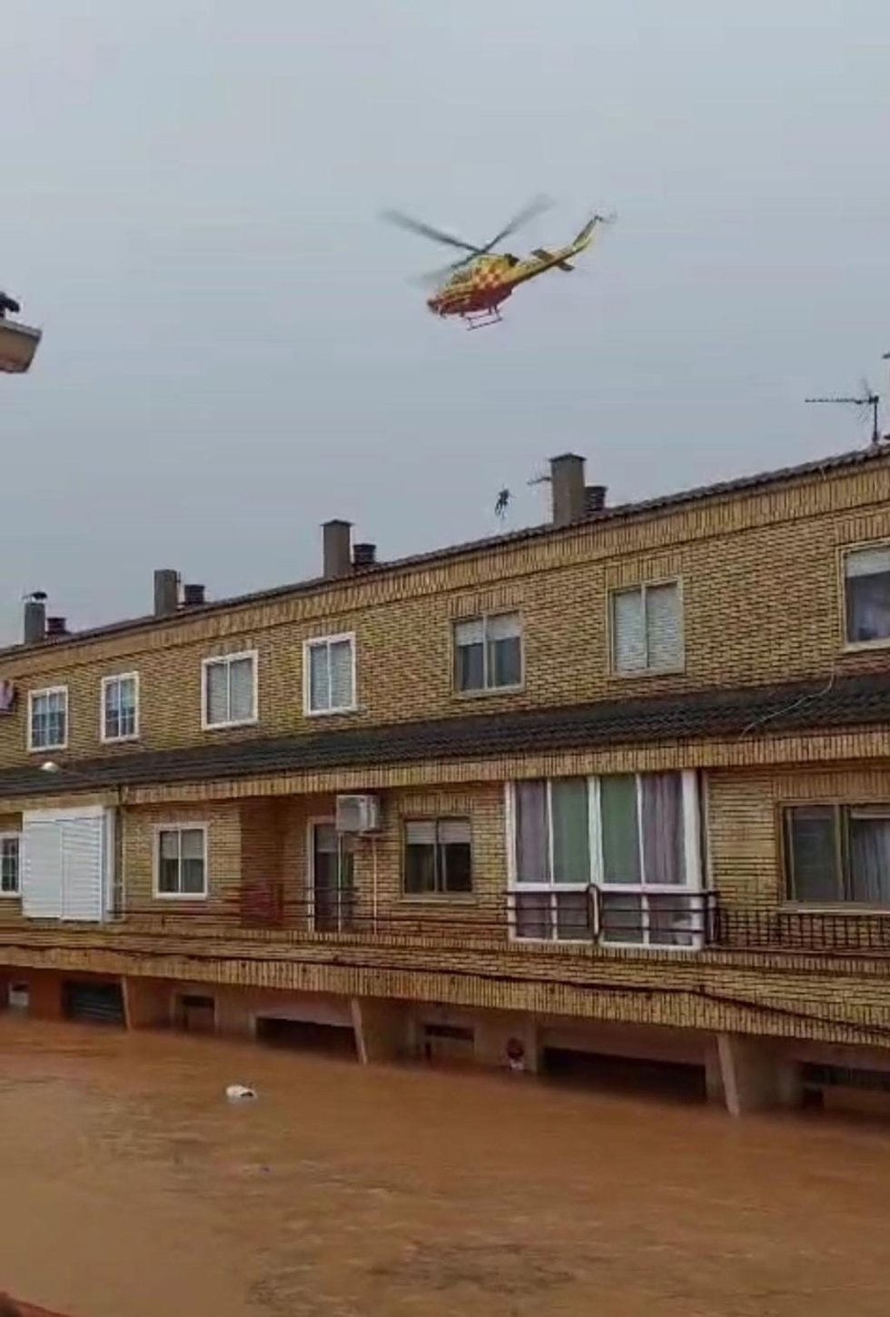 Archivo - Un helicóptero sobre Utiel el 29 de octubre de 2024