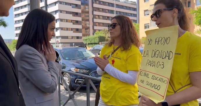 La consejera de Educación, Mercedes Zarzalejo, dialoga con dos trabajadores de las escuelas infantiles, que continúan con su huelga indefinida en la región.