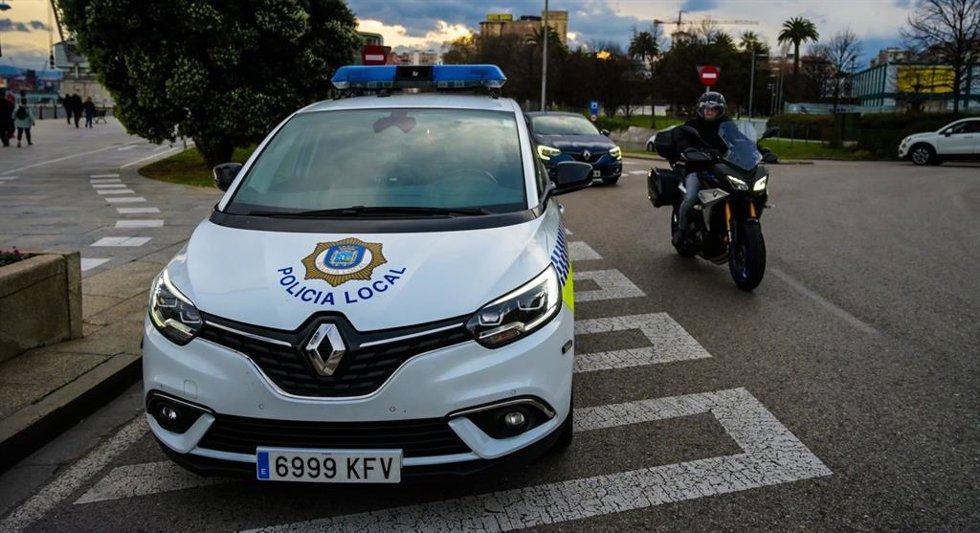 Archivo - Vehículo de la Policía Local de Santander.-ARCHIVO