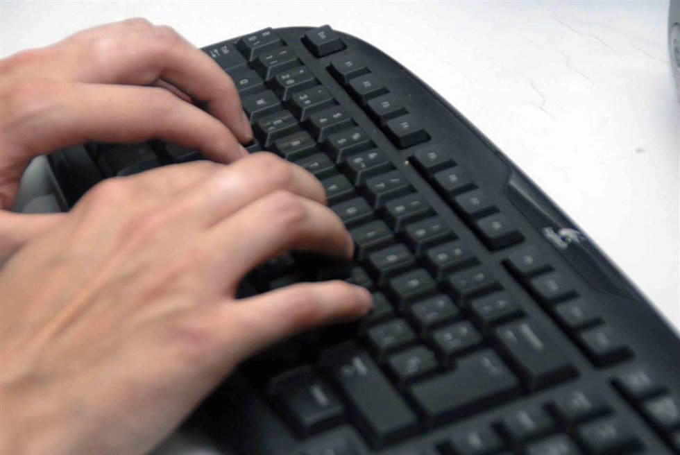 Archivo - Manos en teclado 