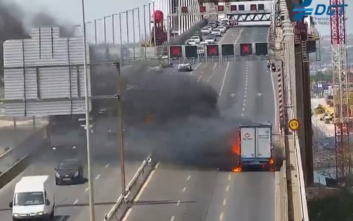 Fotograma del vídeo captado por las cámaras de la DGT en el Puente del Centenario.