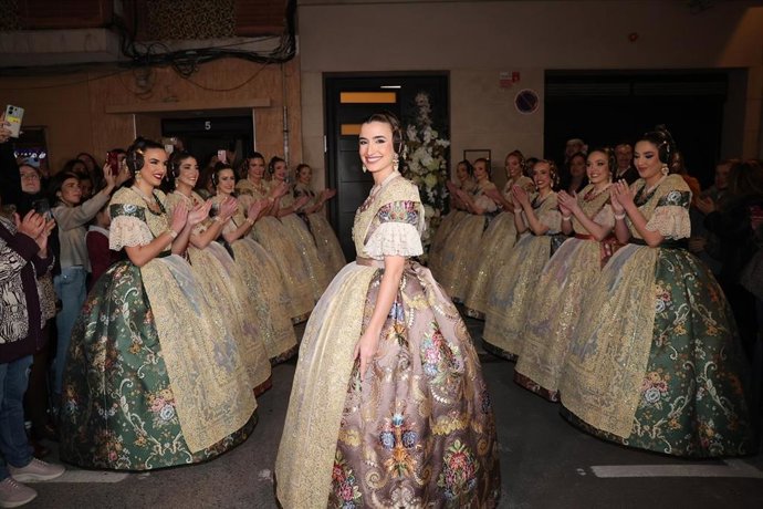 Archivo - El 'terreta' es el color escogido por la fallera mayor de València de 2026, Carmen Prades, para su espolín oficial como máxima representante de las Fallas de València