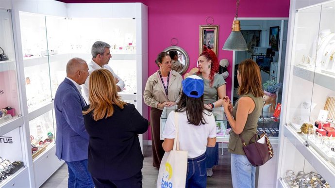 El vicepresidente del Gobierno de Canarias en una visita a un comercio