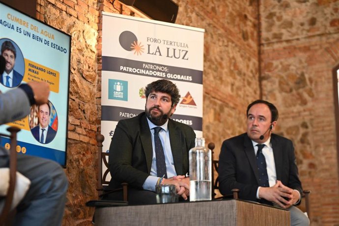 El presidente del Gobierno regional, Fernando López Miras, y el la Comunidad Valenciana, Juan Francisco Pérez Llorca, en el Foro Tertulia La Luz