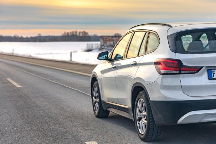 Un usuario conduciendo un SUV de renting sin entrada
