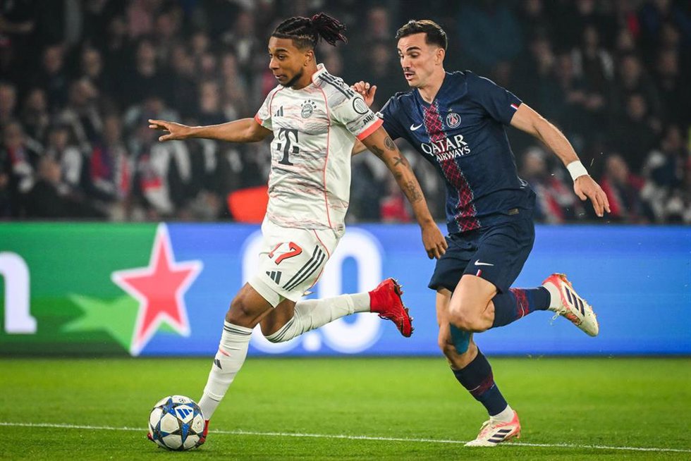 Archivo - El jugador del Bayern Múnich Michael Olise y el del PSG Fabián Ruiz.